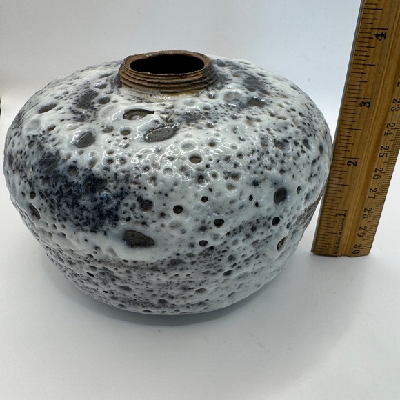Unsigned studio stoneware pottery fat lava vase. Scandinavian inspired decor. - Picture 6 of 9